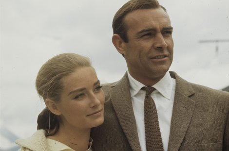 Sean Connery als James Bond und Tania Mallet als Tilly Masterson in "Goldfinger" // © Autor unbekannt – Comet Photo AG (Zürich)