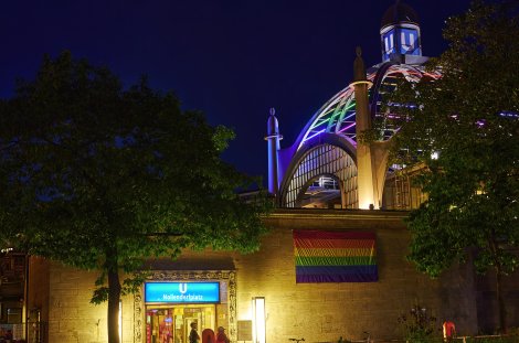 Mitten im schwulen Kiez: Nollendorfplatz mit Regenbogen-Kuppel während dem CSD Berlin