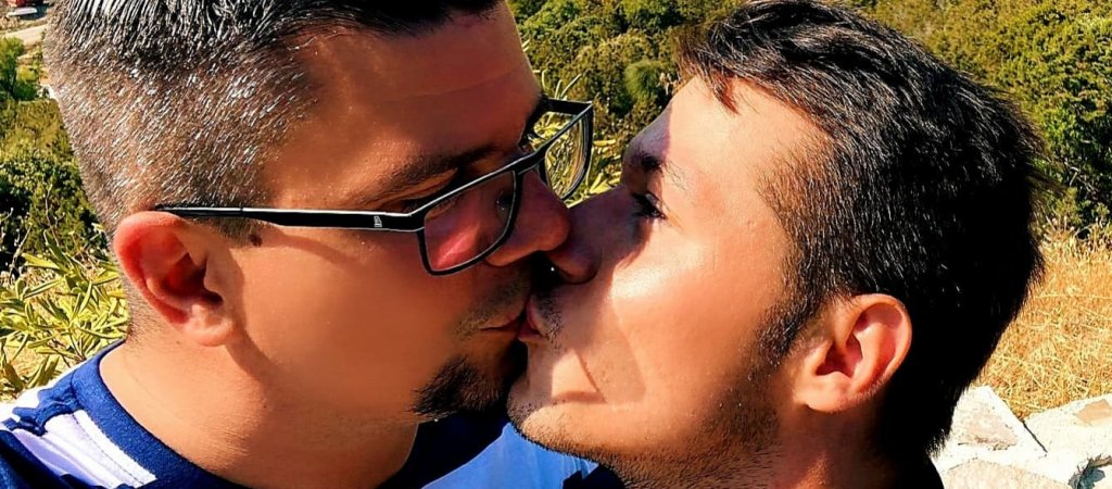 Kroatiens erster schwuler Parlamentarier küsst seinen Freund