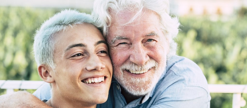 Großeltern schreiben eine E-Mail an ihren schwulen Enkel