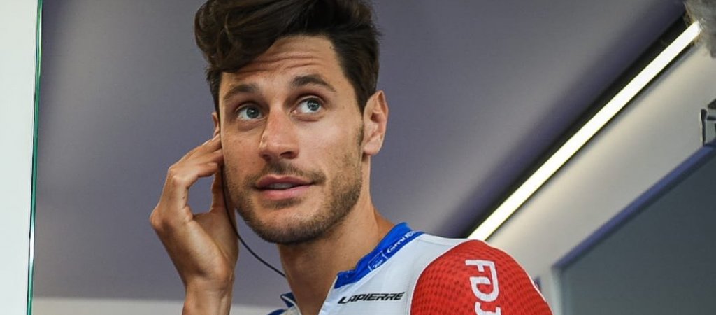 Italienischer Radrennfahrer trägt Armband in trans* Farben