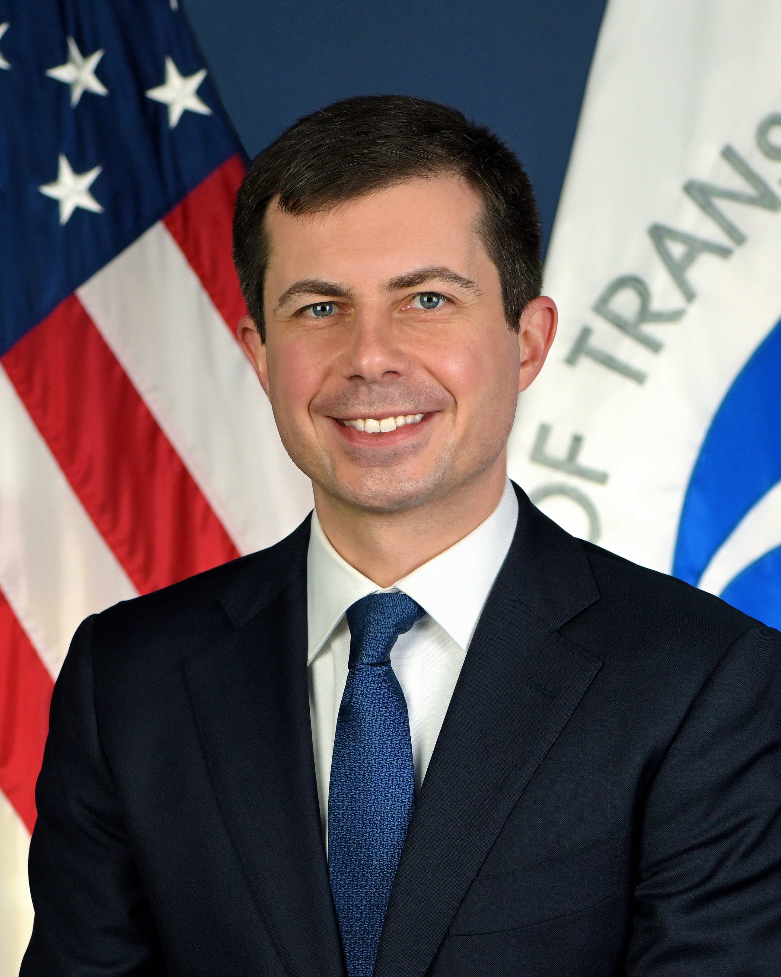 © Von US Department of Transportation - https://www.transportation.gov/sites/dot.gov/files/inline-images/Buttigieg_Pete_portrait_1.jpg, Gemeinfrei, https://commons.wikimedia.org/w/index.php?curid=102163541