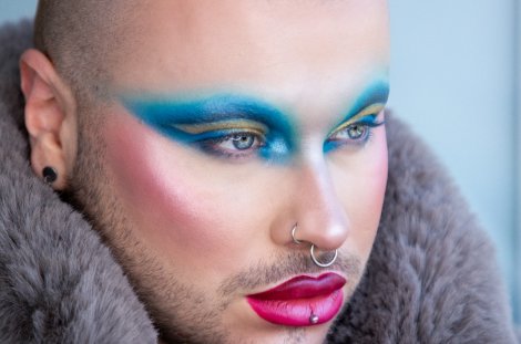 Mit Make-up kennt sich Daniel Ludi aus