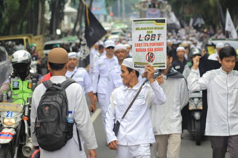 Teilnehmer einer Demo in Indonesien halten Anti-LGBT-Plakate in den Händen. Homosexualität wir hier jedoch mehr toleriert als in den meisten anderen muslimischen Ländern. © IMAGO / ZUMA Wire