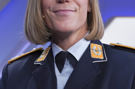 Zweifel an moralischer Integrität. Die trans-Bundeswehrsoldatin Anastasia Biefang erhielt einen Verweis wegen ihres Dating-Profils.