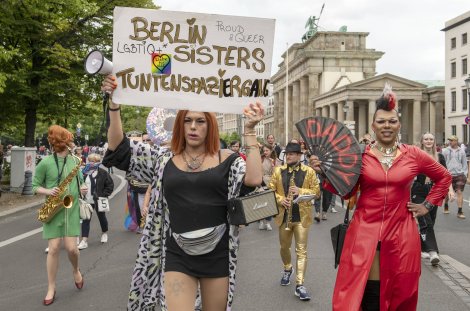 Der Berliner Tuntenspaziergang in Berlin Mitte. Die Demo wurde für Queervisibility im Pride Month Juli veranstaltet, organisiert von den Berlin Sisters.