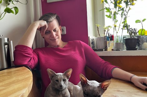 Kuscheln in der Küche: Ihre Katzen und ihre Frau geben Biefang Kraft, um sich für die Rechte von LGBTI*-Menschen einzusetzen. © Anastasia Biefang