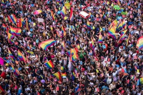 Gemeinsam stark – Biefang hofft, dass sich die LGBTI*-Community nicht weiter zerstreitet und pocht auf Zusammenhalt. © iStock/CanY71