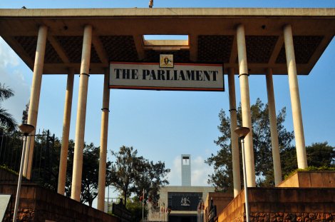 Ort des Geschehens: Eingang zum Parlament in Kampala, Uganda