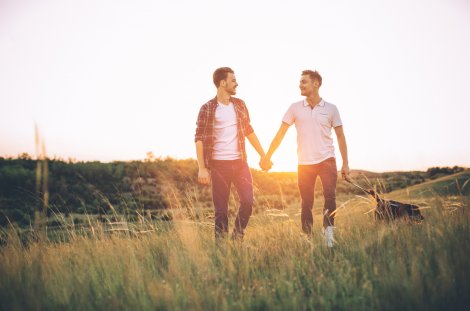 Gemeinsam Unternehmungen und Ziele sind wichtig für schwule Paare © iStock / svetikd