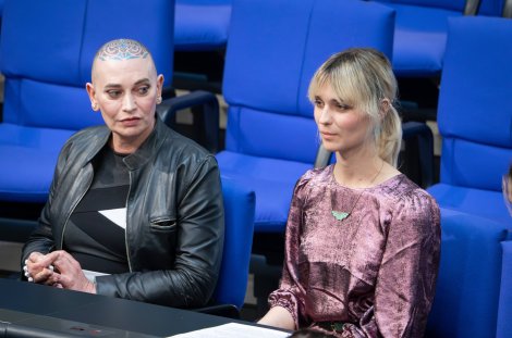 In der ersten Reihe mit dabei: Die zwei Trans-Politikerinnen Tessa Ganserer und Nyke Slawik
