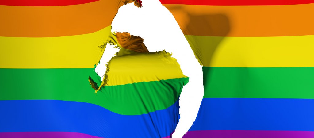 Querdenker zerreißen Regenbogenflagge