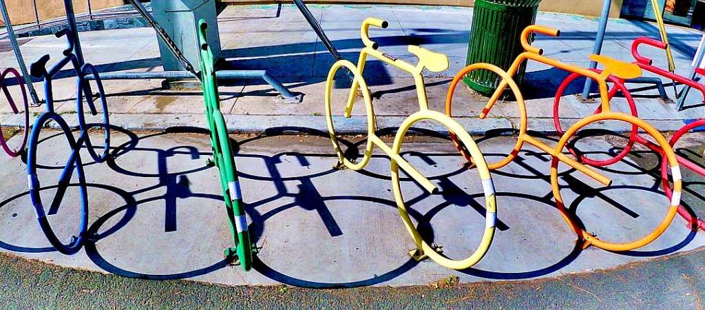 Bunter Fahrradständer //© Samuel Howell