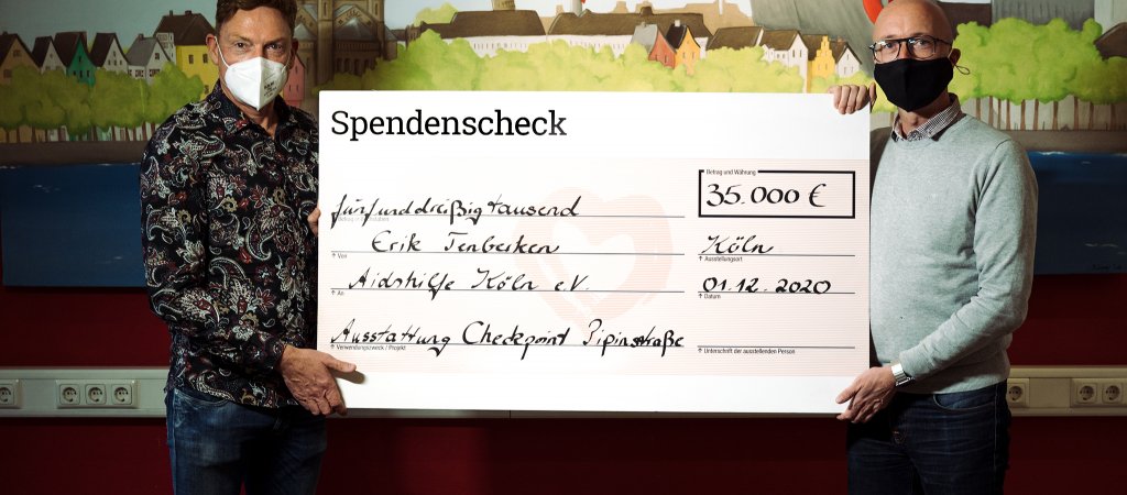 Erik Tenberken überreicht Spende an Oliver Schubert // © Sascha Swiercz