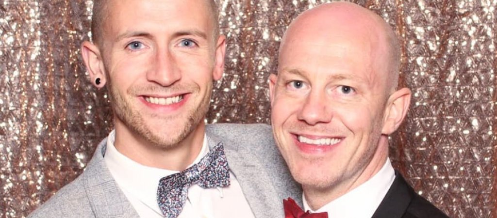 Zwei Männer aus Island heiraten vor spektakulärem Hintergrund