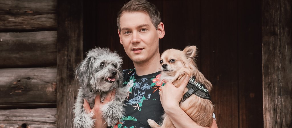 Petfluencer stevoo_b mit seinen beiden Hunden Benni und Mira
