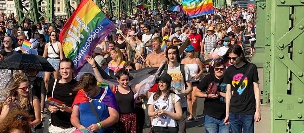 Zehntausende demonstrieren gegen LGBTI*-feindliche Politik // © instagram.com_tenbezkoszulki