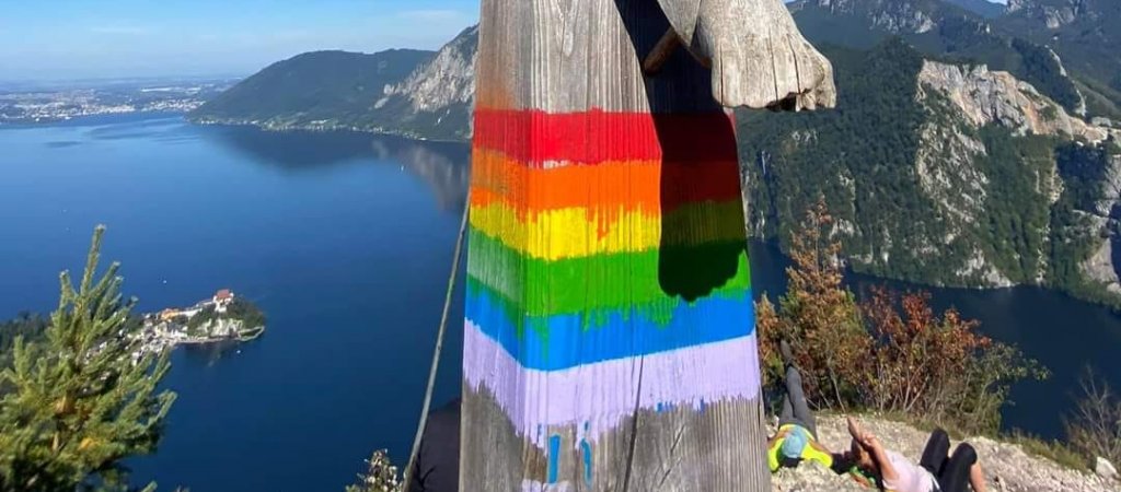 Sockel eines Gipfelkreuzes in Österreich bemalt