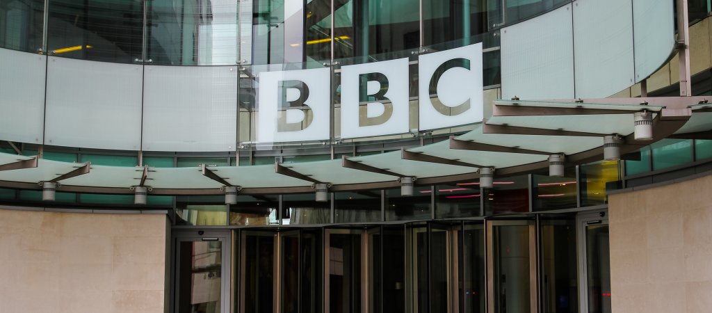 LGBTI*-Mitarbeiter:innen verlassen die BBC