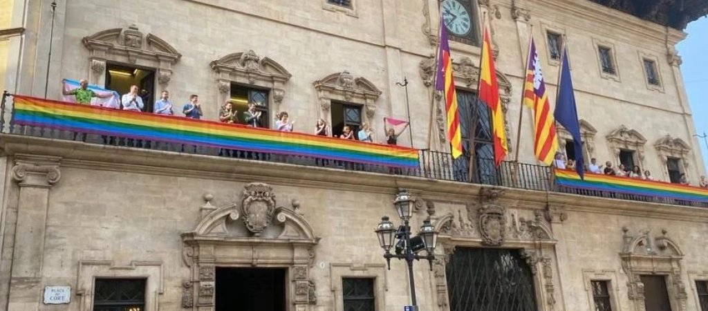 Die Regenbogenflagge weht von Palmas Rathaus