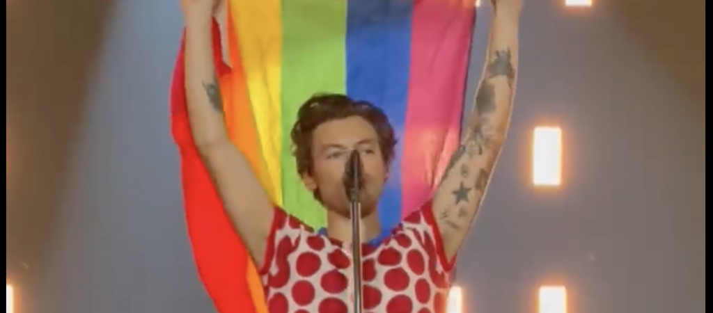 Harry Styles gedenkt während Konzert LGBTI*-Opfern in Oslo
