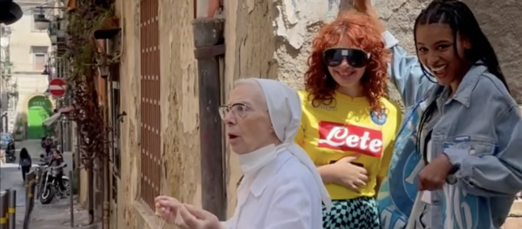 LGBTI*-feindliche italienische Nonne trennt küssende Models