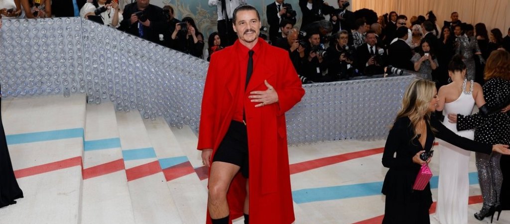 Serien-Star Pedro Pascal zeigt mit seinem Outfit von Valentino auf der Met Gala 2023 Bein.