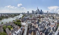 Museumsufer Frankfurt und Skyline Panorama // © Alexander Paul Englert
