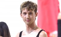 TikTok verwandelte Troye Sivans Fuß in eine nackte Ken-Puppe