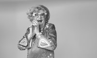 Barry Humphries als sein Alter Ego Dame Edna // © EdnaCare (Switzerland) and Megastar Productions