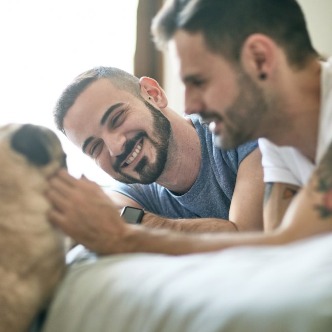 Schönheit im Einklang mit unseren Fellnasen: Pflegetipps und Stil für stolze LGBTQ+ Hundeliebhaber