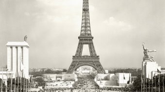 Blick auf dem Eiffelturm: Karl Hugo Schmölz: Blick auf den Eiffelturm, links das Deutsche Haus, rechts der sowjetische Pavillon // © Archiv Wim Cox