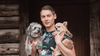 Petfluencer stevoo_b mit seinen beiden Hunden Benni und Mira