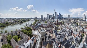 Museumsufer Frankfurt und Skyline Panorama // © Alexander Paul Englert
