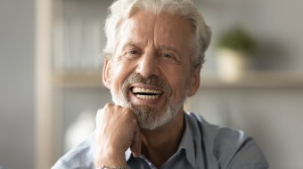 Damit Ihr immer kraftvoll zubeißen könnt: Guter Zahnersatz im Alter 