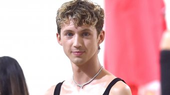 TikTok verwandelte Troye Sivans Fuß in eine nackte Ken-Puppe