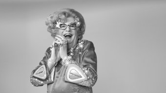 Barry Humphries als sein Alter Ego Dame Edna // © EdnaCare (Switzerland) and Megastar Productions