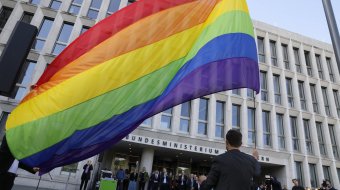 Widerstand gegen Pride-Flagge @ IMAGO / Metodi Popow Widerstand gegen Pride-Flagge