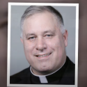 Hochrangiger katholischer US-Priester geoutet // © Hot News Today_YouTube
