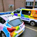 Britische Polizei mit Regenbogen-Streifenwagen unterwegs