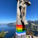 Sockel eines Gipfelkreuzes in Österreich bemalt