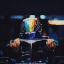 Neuer Regenbogenhelm von Formel-1-Weltmeister Lewis Hamilton