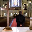 Schwuler, schwarzer Priester fordert Katholizismus heraus